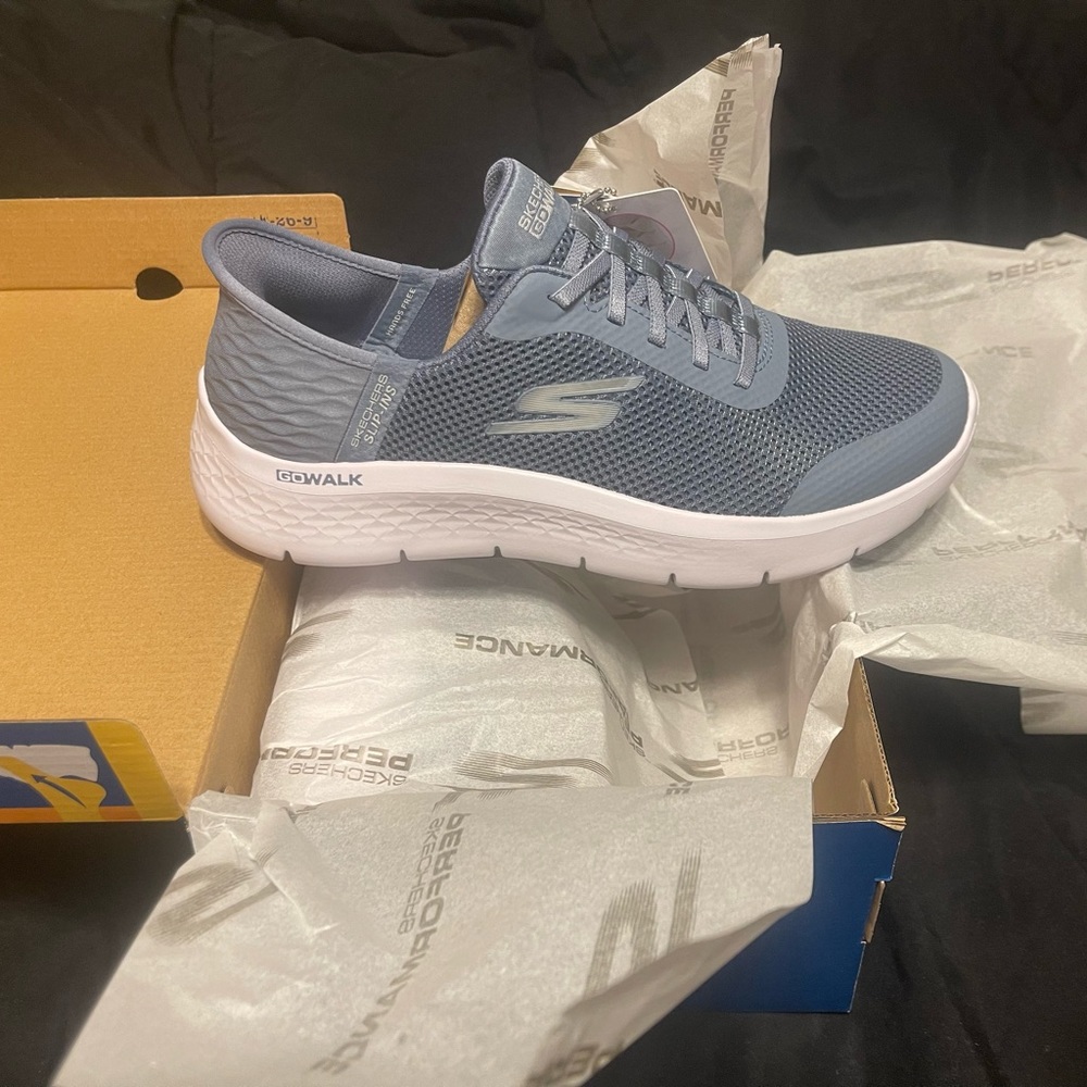 New never used 124836/blu Skechers
